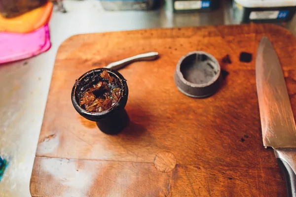 Shisha Hookah Preparándose Por Barman Cantinero Pone Tabaco Para Fumar —  Fotos de Stock