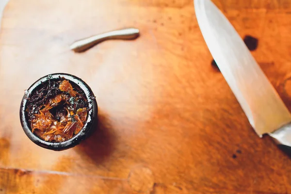 Кальян Шиши, приготовленный барменом. Бармен кладет табак для курения . — стоковое фото