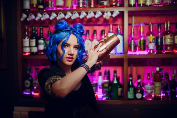 Barista ragazza con blu cocktail capelli sfondo bar — Foto Stock