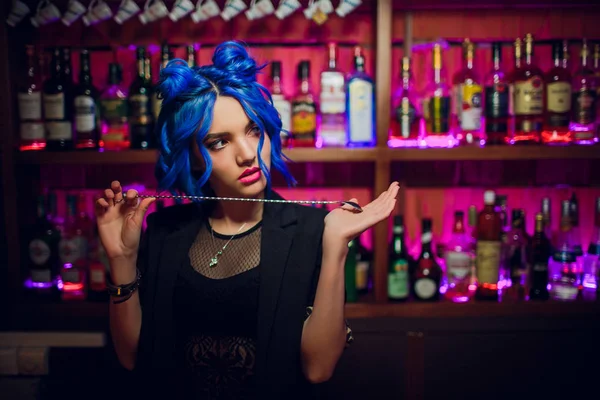 Barman dziewczyna z niebieskie włosy koktajl bar tło — Zdjęcie stockowe