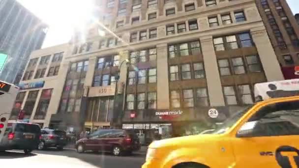 New york, New york, Usa. 2 Eylül 2016: Manhattan sokak sahne kanalizasyon kapağı gelen Buhar ile — Stok video