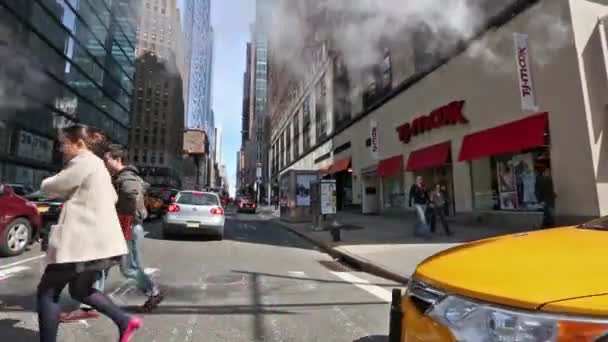 New York, New York, Stati Uniti. 2 settembre 2016: Manhattan street scene con vapore proveniente dal tombino — Video Stock