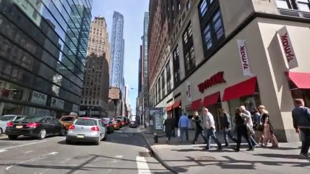New york, New york, Usa. September 2, 2016: Manhattan street scène met stoom uit Putdeksel — Stockvideo