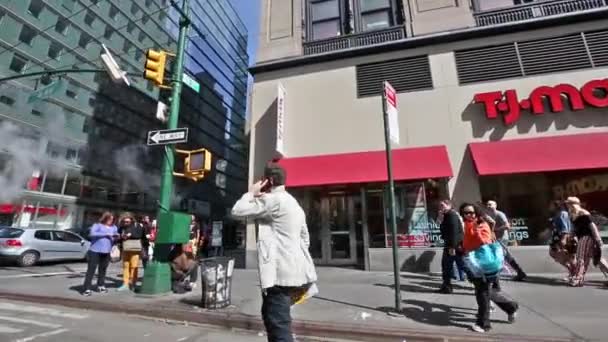 ニューヨーク、ニューヨーク、アメリカ合衆国。マンホールの蓋から蒸気で 2016 年 9 月 2 日: マンハッタンのストリート シーン — ストック動画
