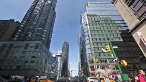 New York, New York, États-Unis. 2 septembre 2016 : Scène de rue Manhattan avec de la vapeur provenant de la couverture de trou d'homme — Video