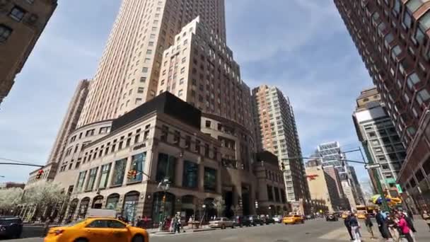 Nueva York, Nueva York, Estados Unidos. 2 de septiembre de 2016: Manhattan street scene with steam coming from manhole cover — Vídeos de Stock