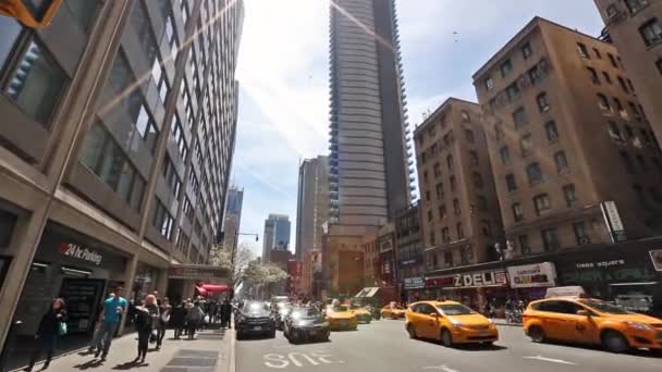 Nueva York, Nueva York, Estados Unidos. 2 de septiembre de 2016: Manhattan street scene with steam coming from manhole cover — Vídeos de Stock