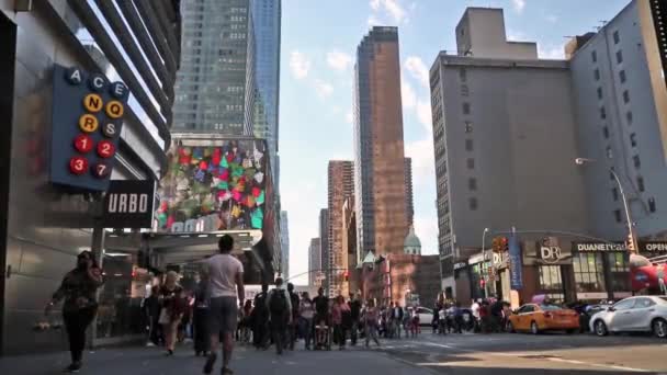 Nueva York, Nueva York, Estados Unidos. 2 de septiembre de 2016: Manhattan street scene with steam coming from manhole cover — Vídeos de Stock