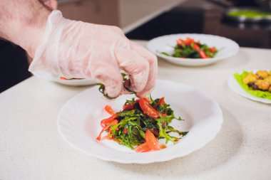 Şef aşçı bardakta soslu taze salata hazırlık