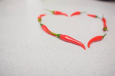 kırmızı biber biber form kalbinde oluşur