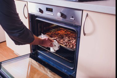 Sığır peyniri dilimlenmiş şef aşçılar el fırın