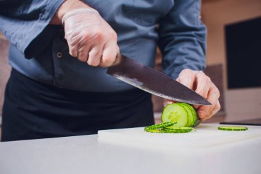 Taze salatalık ahşap tahta kesme aşçılar eller