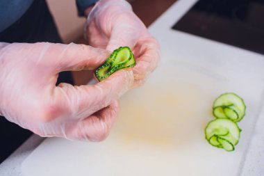 Taze salatalık ahşap tahta kesme aşçılar eller