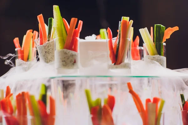 Salade plaat en droogijs Sla traiteurdienst — Stockfoto