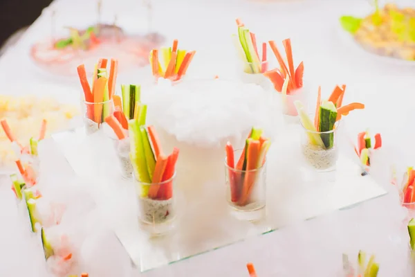 Servicio de catering de ensalada y lechuga con hielo seco —  Fotos de Stock