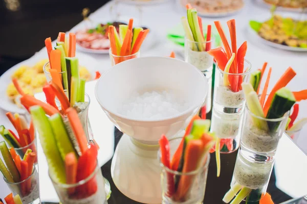 Servicio de catering de ensalada y lechuga con hielo seco —  Fotos de Stock