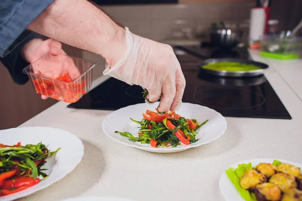 Jefe de cocina preparando ensalada fresca con salsa en vidrio — Foto de Stock