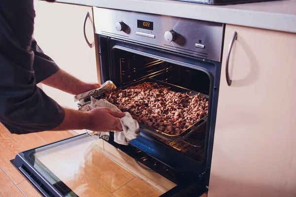 Carne de res Chef en rodajas de queso Cocina Horno de mano — Foto de Stock