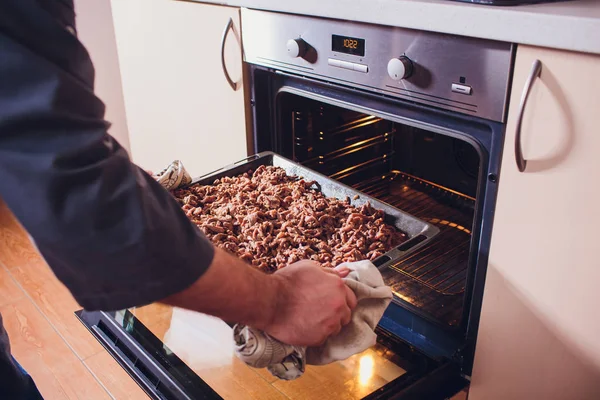 Carne de res Chef en rodajas de queso Cocina Horno de mano — Foto de Stock