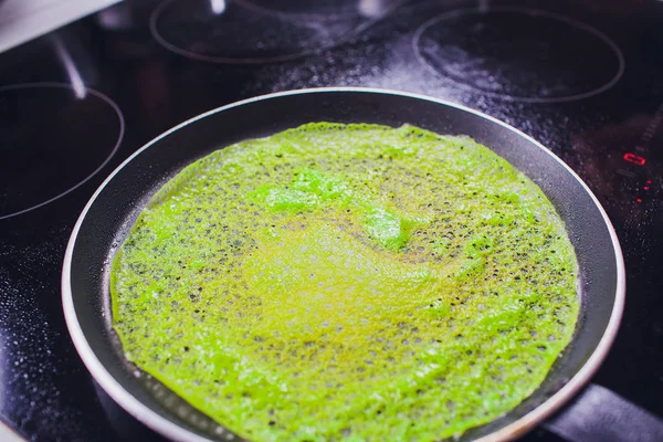 Αλεύρι πράσινη χρωστική ουσία μαγείρεμα τηγάνι — Φωτογραφία Αρχείου