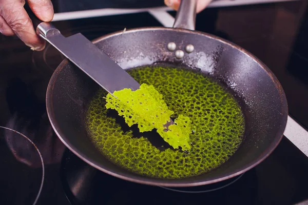 Mąki zielony barwnik gotowania patelni — Zdjęcie stockowe
