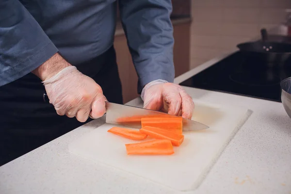 Uomo mani peeling carota — Foto Stock