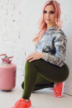 İnce yapılı sportif kadının yatay atış rahat top ve şort giymiş güzel sağlıklı kas vücut vardır. Atletik kız ara egzersiz yaptıktan sonra verirler..