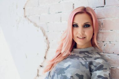 İnce yapılı sportif kadının yatay atış rahat top ve şort giymiş güzel sağlıklı kas vücut vardır. Atletik kız ara egzersiz yaptıktan sonra verirler..