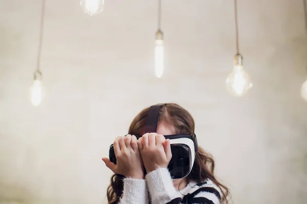 Junge Frau mit einem Virtual-Reality-Headset mit konzeptionellen Netzwerkleitungen. — Stockfoto