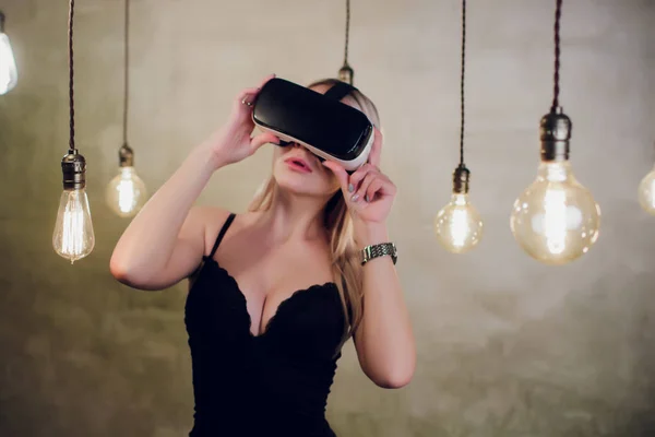 Dispositivo de realidad virtual. Mujer jugando juego en gafas de realidad virtual. Chica toque algo usando gafas modernas con pantalla virtual . —  Fotos de Stock