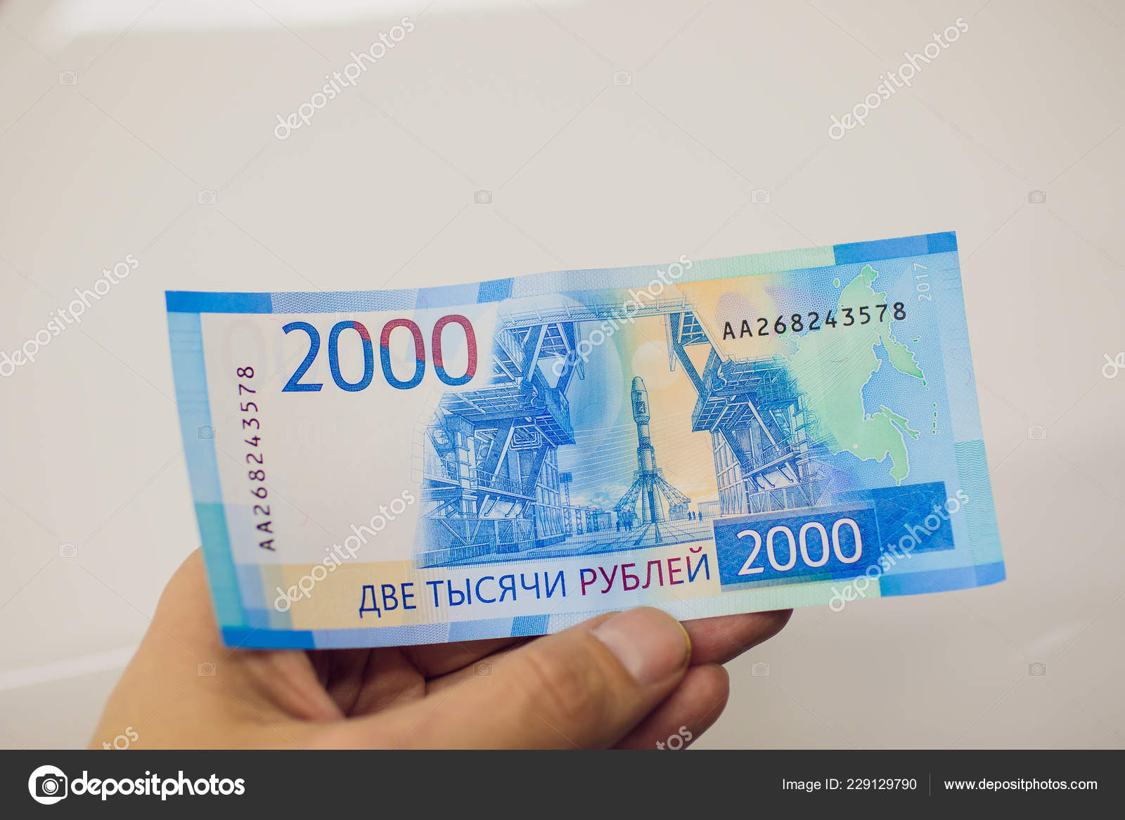 一套新的俄罗斯钞票在白色背景。2000卢布。符拉迪沃斯托克俄罗斯货币. ——图库图片© vershinin.photo #229129790