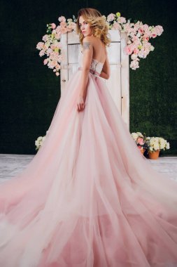 Bayram, kutlama ve insanlar kavramı - Noel iç arka plan üzerinde şık elbiseli genç kadın. Tahıl ile görüntü