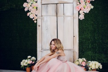 Bayram, kutlama ve insanlar kavramı - Noel iç arka plan üzerinde şık elbiseli genç kadın. Tahıl ile görüntü