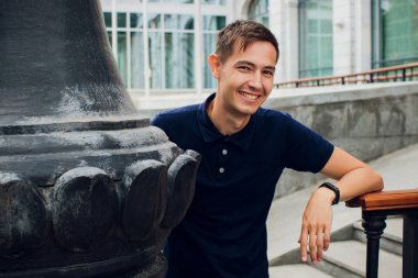 Film kamerası ev ve seyahat kavramları yürürken, boynunda asılı adam.