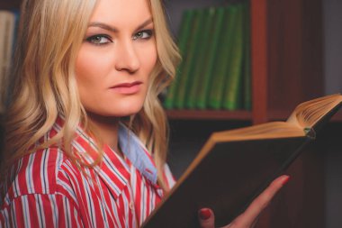 Bir kitabın arkasına saklanıp kitap okumak.