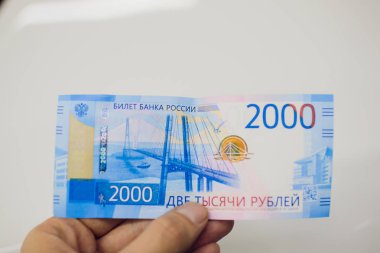 Beyaz arka plan üzerinde yeni Rus banknotlar kümesi. 2000 ruble. Vladivostock. Rus parası.