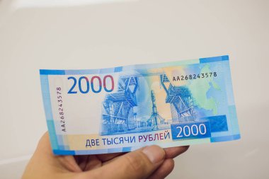 Beyaz arka plan üzerinde yeni Rus banknotlar kümesi. 2000 ruble. Vladivostock. Rus parası.