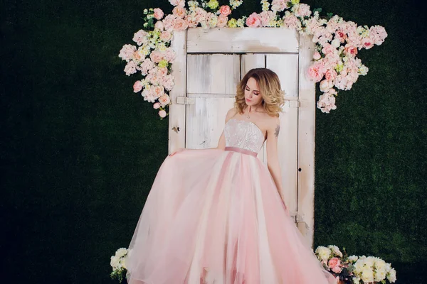 Vacaciones, celebración y el concepto de la gente - mujer joven en vestido elegante sobre fondo interior de Navidad. Imagen con grano — Foto de Stock