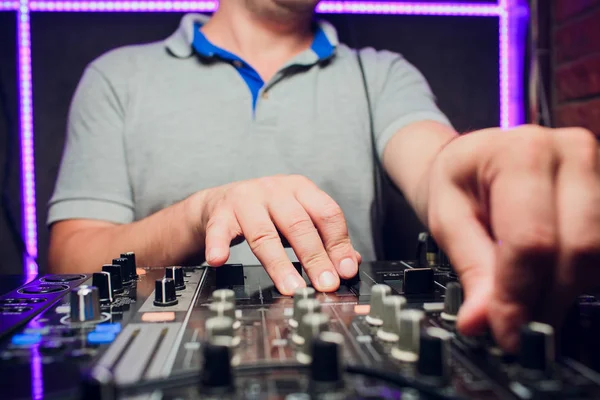 DJ remoto, tocadiscos y manos. Vida nocturna en el club, fiesta . — Foto de Stock