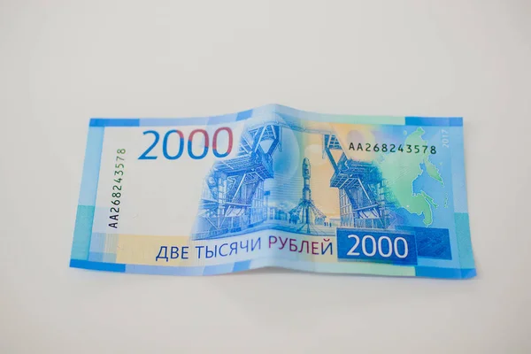 Uppsättning av nya ryska sedlar på vit bakgrund. 2000 rubel. Vladivostock. Ryska pengar. — Stockfoto