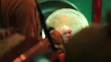 müzik aletleri oynamaya ve tapınağa dua kitleye önce mikrofon