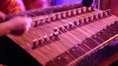 müzik aletleri oynamaya ve tapınağa dua kitleye önce mikrofon