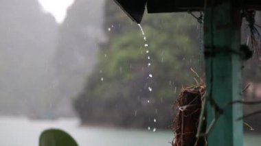 Vietnam Ha uzun birkaç Adaları ve gemi açık ve temiz su Bay arabası ve çizgiler ile tekne yan gösterilen ön planda gösterilen Körfezi