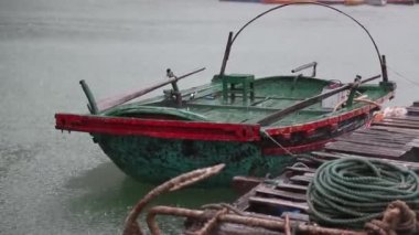 Vietnam Ha uzun birkaç Adaları ve gemi açık ve temiz su Bay arabası ve çizgiler ile tekne yan gösterilen ön planda gösterilen Körfezi