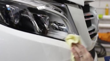 Kim beyaz baca şapkası pahalı araba ile film koparmama adam elinde kadeh kapatın. Bu film araç kaba resminden korur..