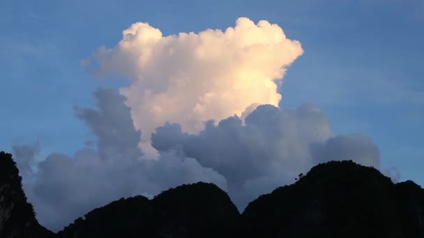 Ha Long Bay VietnamVista de Halong Bay, Hang Sung Sot cave porto — Vídeo de Stock