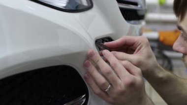 Kim beyaz baca şapkası pahalı araba ile film koparmama adam elinde kadeh kapatın. Bu film araç kaba resminden korur..