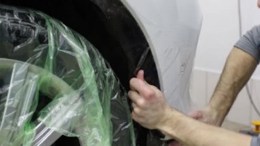 Kim beyaz baca şapkası pahalı araba ile film koparmama adam elinde kadeh kapatın. Bu film araç kaba resminden korur..