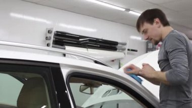 Kim beyaz baca şapkası pahalı araba ile film koparmama adam elinde kadeh kapatın. Bu film araç kaba resminden korur..