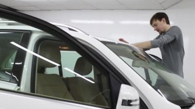 Kim beyaz baca şapkası pahalı araba ile film koparmama adam elinde kadeh kapatın. Bu film araç kaba resminden korur..